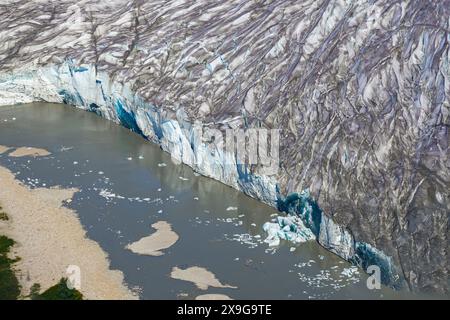 Aus der Vogelperspektive auf die Gletscher entlang des Taku Inlet, die Teil des Juneau Icefield in Alaska, USA sind - kalbendes Eis fällt in den Taku Riv Stockfoto