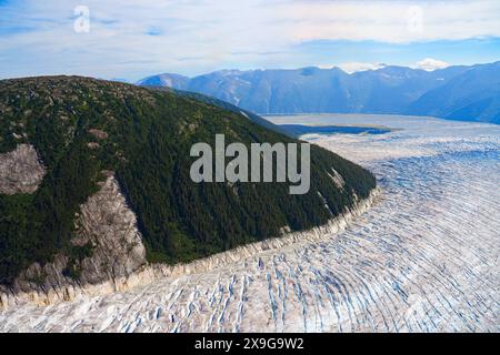 Aus der Vogelperspektive auf die Gletscher entlang des Taku Inlet, die Teil des Juneau Icefield in Alaska, USA sind - kurviger Eisstrom bedeckt mit Scherung Stockfoto