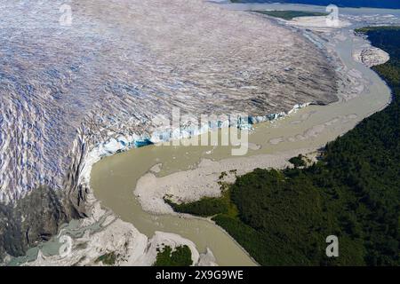 Aus der Vogelperspektive auf die Gletscher entlang des Taku Inlet, die Teil des Juneau Icefield in Alaska, USA sind - kalbendes Eis fällt in den Taku Riv Stockfoto