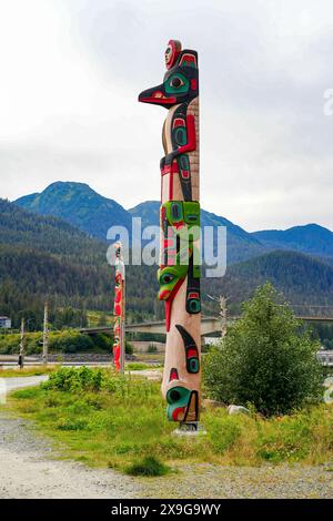 Totempfahl der Ureinwohner Amerikas am Juneau Seawalk im Overstreet Park an der Uferpromenade der Hauptstadt Alaska, USA Stockfoto