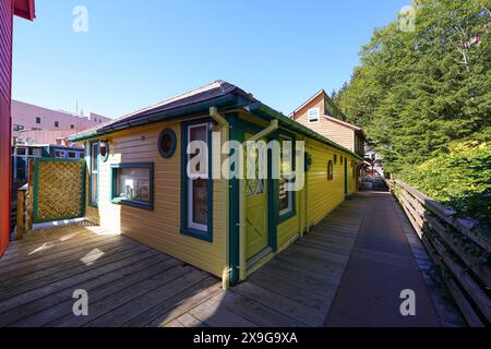 Historische Holzgebäude der Creek Street in Ketchikan, erbaut auf einer erhöhten Promenade oberhalb des Ketchikan Creek - beliebtes Touristengebiet in Alaska, USA Stockfoto