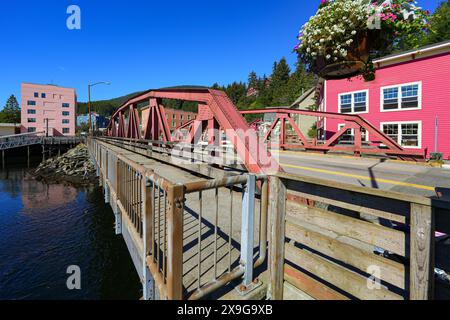 Die Ketchikan Creek Bridge schließt den Zugang zur Creek Street, einer beliebten Touristenattraktion Alaskas, die auf einer erhöhten Promenade oberhalb des Ketchikan Creek erbaut wurde Stockfoto