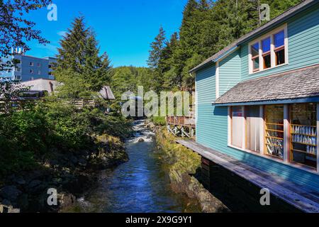 Rapids fließt an den historischen Holzgebäuden der Creek Street in Ketchikan vorbei, die auf einer erhöhten Promenade oberhalb des Ketchikan Creek gebaut wurden - ein beliebtes Touristengebiet Stockfoto