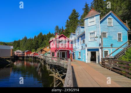 Historische Holzgebäude der Creek Street in Ketchikan, erbaut auf einer erhöhten Promenade oberhalb des Ketchikan Creek - beliebtes Touristengebiet in Alaska, USA Stockfoto