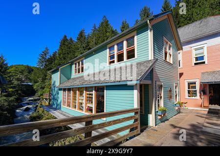 Rapids fließt an den historischen Holzgebäuden der Creek Street in Ketchikan vorbei, die auf einer erhöhten Promenade oberhalb des Ketchikan Creek gebaut wurden - ein beliebtes Touristengebiet Stockfoto