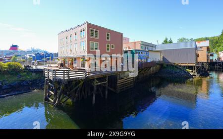 Historische Holzgebäude der Creek Street in Ketchikan, erbaut auf einer erhöhten Promenade oberhalb des Ketchikan Creek - beliebtes Touristengebiet in Alaska, USA Stockfoto