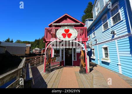 Historische Holzgebäude der Creek Street in Ketchikan, erbaut auf einer erhöhten Promenade oberhalb des Ketchikan Creek - beliebtes Touristengebiet in Alaska, USA Stockfoto