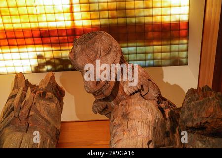 Alte Holzbärenfigur auf einem Totempfahl der Tlingit Nation, ausgestellt im Totem Heritage Center in Ketchikan, Alaska, USA Stockfoto