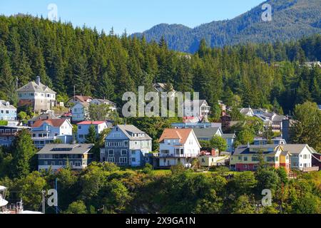 Wohnviertel mit historischen Holzhäusern, umgeben von waldbedeckten Bergen in Ketchikan, der südlichsten Stadt Alaskas, USA Stockfoto