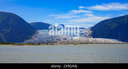 Gesicht des Taku-Gletschers, der sich in den Taku-See des Schmelzwassers in den Bergen Alaskas nordöstlich von Juneau, der Hauptstadt dieses US-Bundesstaates, zurückzieht Stockfoto