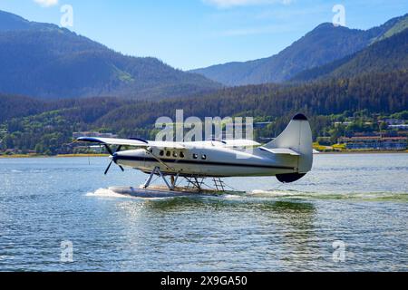 Wasserflugzeug landet in den Gewässern des Gastineau-Kanals in Juneau, der Hauptstadt von Alaska, USA - Wings Airways Rundflug bringt Touristen nach Th Stockfoto