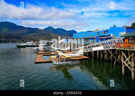 Wasserflugzeug im Gastineau Channel in Downtown Juneau - schwimmender Ponton dient als Flughafen für Wings Airways, ein Alaska Airli Stockfoto