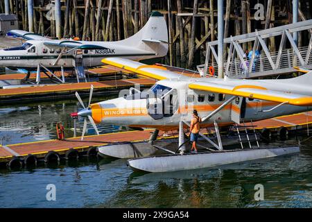 Wasserflugzeug im Gastineau Channel in Downtown Juneau - schwimmender Ponton dient als Flughafen für Wings Airways, ein Alaska Airli Stockfoto