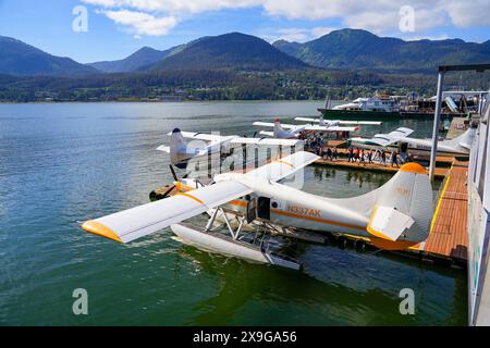 Wasserflugzeug im Gastineau Channel in Downtown Juneau - schwimmender Ponton dient als Flughafen für Wings Airways, ein Alaska Airli Stockfoto