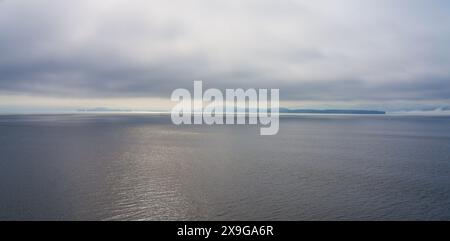 Blick am frühen Morgen auf Kuiu Island mit niedrigen Wolken in der Inside Passage von Südost-Alaska im Pazifik, USA Stockfoto