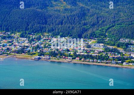 Douglas, ein Wohnviertel am Meer mit Blick auf Juneau, die Hauptstadt von Alaska, USA, aus der Vogelperspektive - Immobilienentwicklung entlang der Coas Stockfoto