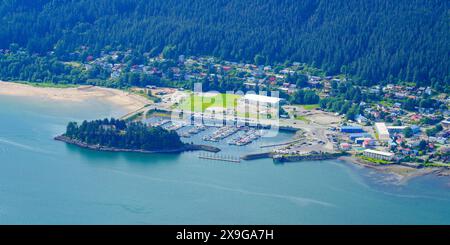 Blick aus der Vogelperspektive auf den Yachthafen Douglas, ein Wohnviertel am Meer mit Blick auf Juneau, die Hauptstadt von Alaska, USA - Mayflower Island in the Stockfoto