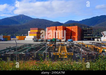 Im Handelshafen von Juneau, der Hauptstadt von Alaska, USA, stapelten sich Versandcontainer – Transportindustrie an einem abgelegenen Ort in der Vormittagszeit Stockfoto