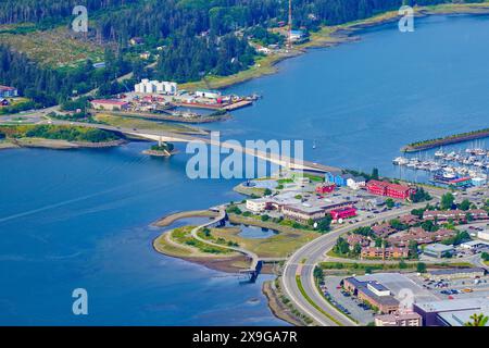 Aus der Vogelperspektive auf die Douglas Bridge, die den Gastineau Channel zwischen dem historischen Stadtzentrum von Juneau und Douglas Island in Alaska, USA, überspannt Stockfoto