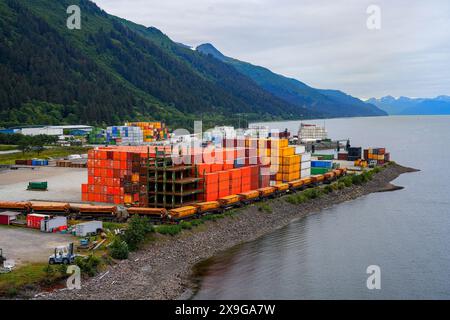 Im Handelshafen von Juneau, der Hauptstadt von Alaska, USA, stapelten sich Versandcontainer – Transportindustrie an einem abgelegenen Ort in der Vormittagszeit Stockfoto