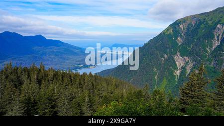 Panoramablick auf den Gastineau Channel in Twin Lakes nördlich von Juneau, Alaska - Fjord in der amerikanischen Arktis, der zum internationalen Flughafen von Juneau führt Stockfoto