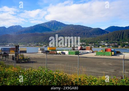 Versandcontainer im Handelshafen von Juneau, der Hauptstadt von Alaska, USA – Transportindustrie an einem abgelegenen Standort in den USA Stockfoto