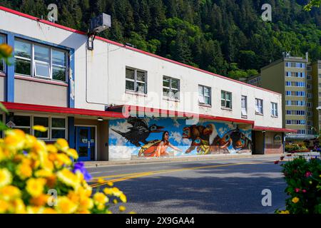 Wandgemälde, die eine Szene mit einem Indianer zeigt, der von der Wildnis Alaskas umgeben ist, auf dem Marine Way im Zentrum von Juneau, Alaska, USA Stockfoto