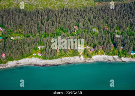 Blick aus der Vogelperspektive auf Thane, eine Wohngegend am Meer entlang des Gastineau Channel im Pazifischen Ozean am Rande von Juneau, der Hauptstadt Stockfoto