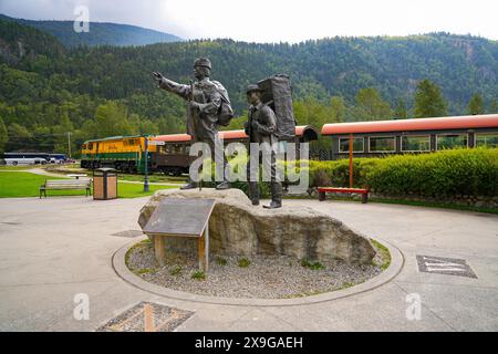 Die Skagway Centennial Statue erinnert an die Rolle der einheimischen Tlingit Guides Alaskas beim Klondike Gold Rush Stockfoto