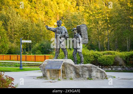 Die Skagway Centennial Statue erinnert an die Rolle der einheimischen Tlingit Guides Alaskas beim Klondike Gold Rush Stockfoto