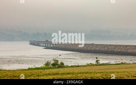 Die Cromarty Bridge über den Cromarty Firth in Nordschottland verschwindet im Nebel. Die A9 ist eine Hauptstrecke von Inverness nach Norden. Stockfoto