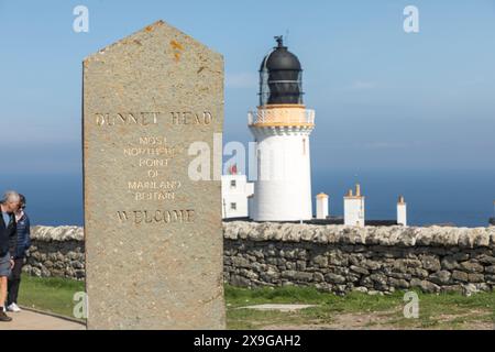 Eine Markierung am Dunnet Head im Norden Schottlands, die den nördlichsten Punkt des schottischen Festlandes und der Insel Großbritannien darstellt. Stockfoto