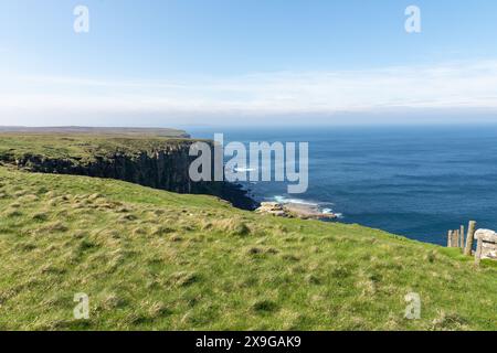 Blick auf den Pentland Firth von der Halbinsel Dunnet Head im Norden Schottlands, dem nördlichsten Punkt des schottischen Festlandes. Stockfoto