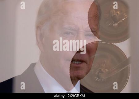 Washington, Usa. 31. Mai 2024. US-Präsident Joe Biden ist hinter der Reflexion eines Kronleuchters an einem Teleprompter zu sehen, als er am 31. Mai 2024 im Staatszimmer des Weißen Hauses in Washington, DC, einen Waffenstillstand zwischen Israel und der Hamas ankündigte. Israelische Streitkräfte sind in das Zentrum von Rafah im südlichen Gazastreifen vorgedrungen, bestätigte das israelische Militär am 31. Mai trotz internationaler Druckwarnung vor einer großen Militäroperation in Rafah. Foto: Michael Reynolds/UPI Credit: UPI/Alamy Live News Stockfoto