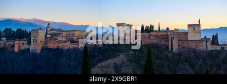 Granada, Spanien. Die Alhambra Festung und Palastkomplex. Panoramablick in schöner Abendzeit. Europäisches Reiseziel. Stockfoto