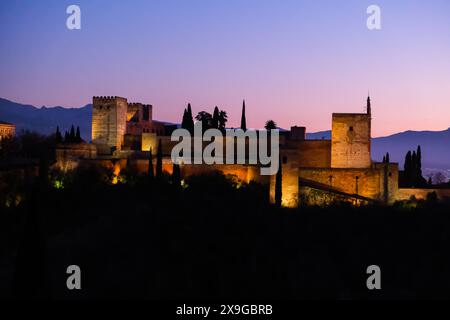 Granada, Spanien. Die Alhambra Festung und Palastkomplex. Panoramablick in schöner Abendzeit. Europäisches Reiseziel. Stockfoto