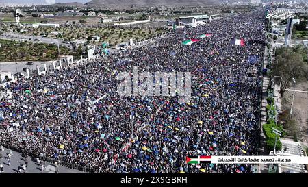 Sanaa, Jemen. 31. Mai 2024. Die Demonstranten, größtenteils Anhänger der Huthi, versammeln sich am Freitag, den 31. Mai 2024, in Sanaa, Jemen, um ihre Solidarität mit den Palästinensern im Gazastreifen zu zeigen. Foto von Houthi Group Press Service/ Credit: UPI/Alamy Live News Stockfoto