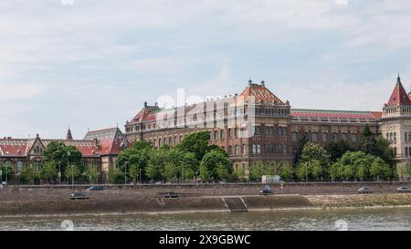 BUDAPEST-UNGARN - 06.05.2023: Gebäude der Budapester Universität für Technologie und Wirtschaft Stockfoto