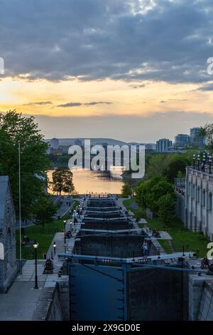 Ottawa, Kanada - 16. Mai 2024: Rideau Canal Schleusen in der Innenstadt. Blick auf den Ottawa River bei Sonnenuntergang. Stockfoto