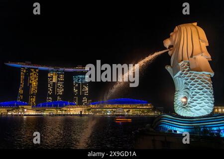 Die Merlion Statue, Symbol von Singapur bei Nacht und Marina Bay Sands Hotel mit Blick auf Marina Bay, Merlion Park, Singapur City, Singapur Stockfoto