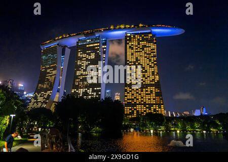 Marina Bay Sands Hotel in der Dämmerung, Marina Bay, Downtown Core, Singapur Stockfoto