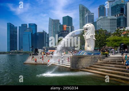 Der Merlion Statue, Symbol von Singapur, mit Blick auf die Marina Bay, Merlion Park, Singapore City, Singapur Stockfoto