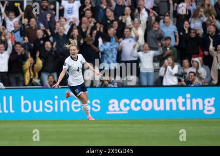 Die Englands Keira Walsh feiert ihr erstes Tor während des Qualifikations-Liga A der UEFA-Frauen-Europameisterschaft, dem Spiel der Gruppe 3 zwischen England und Frankreich am Freitag, den 31. Mai 2024, im St. James's Park in Newcastle. (Foto: Trevor Wilkinson | MI News) Credit: MI News & Sport /Alamy Live News Stockfoto