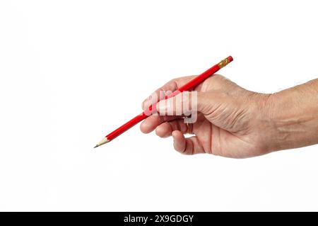 Männliche Hand, die einen Bleistift isoliert auf weißem Hintergrund hält. Der Künstler zeichnet mit Bleistift Stockfoto