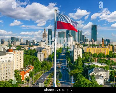 Polnische weiße und rote Flagge gegen Wolkenkratzer im Stadtzentrum von Warschau, Luftlandschaft unter klarem blauem Himmel Stockfoto