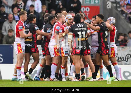 Nach einem hohen Tackle während des Spiels St Helens gegen Catalans Dragons im Totally Wicked Stadium, St Helens, Großbritannien, 31. Mai 2024 (Foto: Craig Thomas/News Images) Stockfoto