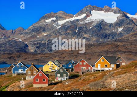 Farbenfrohe Häuser in Tasiilaq, auch bekannt als Ammassalik, Ostgrönland, Grönland Stockfoto