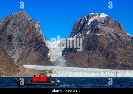 Touristen erkunden den Thryms-Gletscher im Zodiac, Skjoldungen Fjord, Südostküste, Grönland Stockfoto