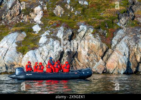 Touristen erkunden den Thryms-Gletscher im Zodiac, Skjoldungen Fjord, Südostküste, Grönland Stockfoto