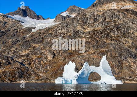 Skjoldungen Fjord. Großer Eisberg im malerischen Fjord, umgeben von schneebedeckten Bergen, Südostküste, Grönland Stockfoto